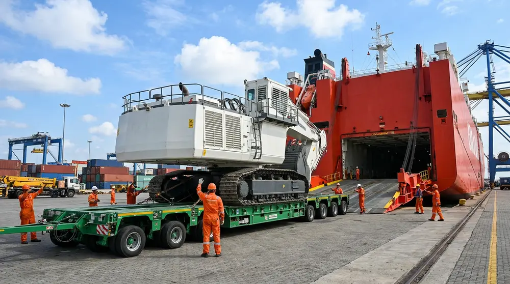 Excavadora sobre carretón modular en puerto
